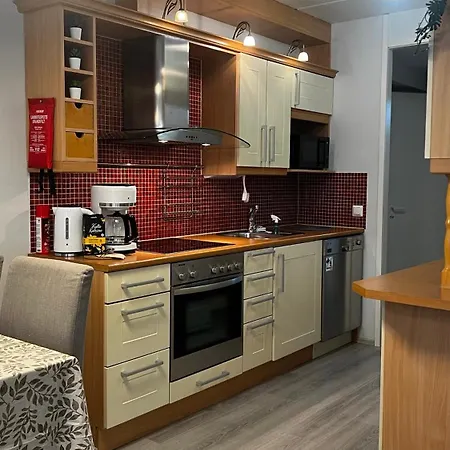 Cozy Corner, A Stylish Two-story - Free Parking & Wifi דירה קמי