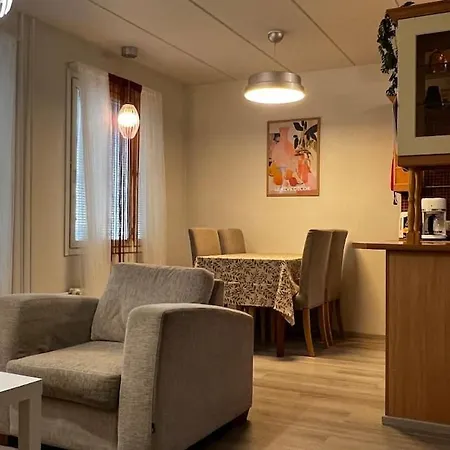 Cozy Corner, A Stylish Two-story - Free Parking & Wifi דירה
