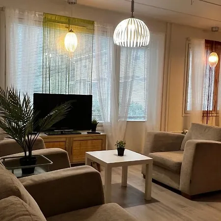 Cozy Corner, A Stylish Two-story - Free Parking & Wifi *