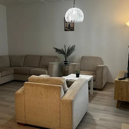 Cozy Corner, A Stylish Two-story - Free Parking & Wifi דירה *