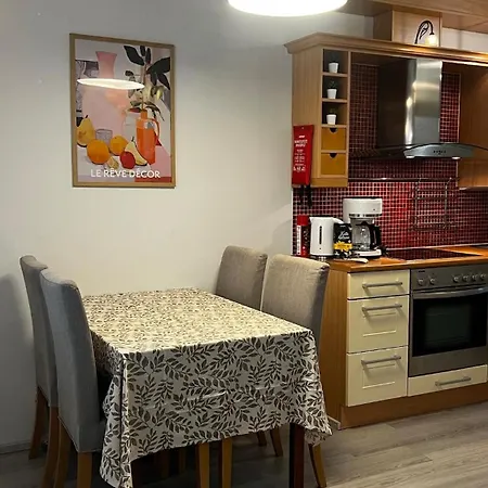 Cozy Corner, A Stylish Two-story - Free Parking & Wifi דירה *